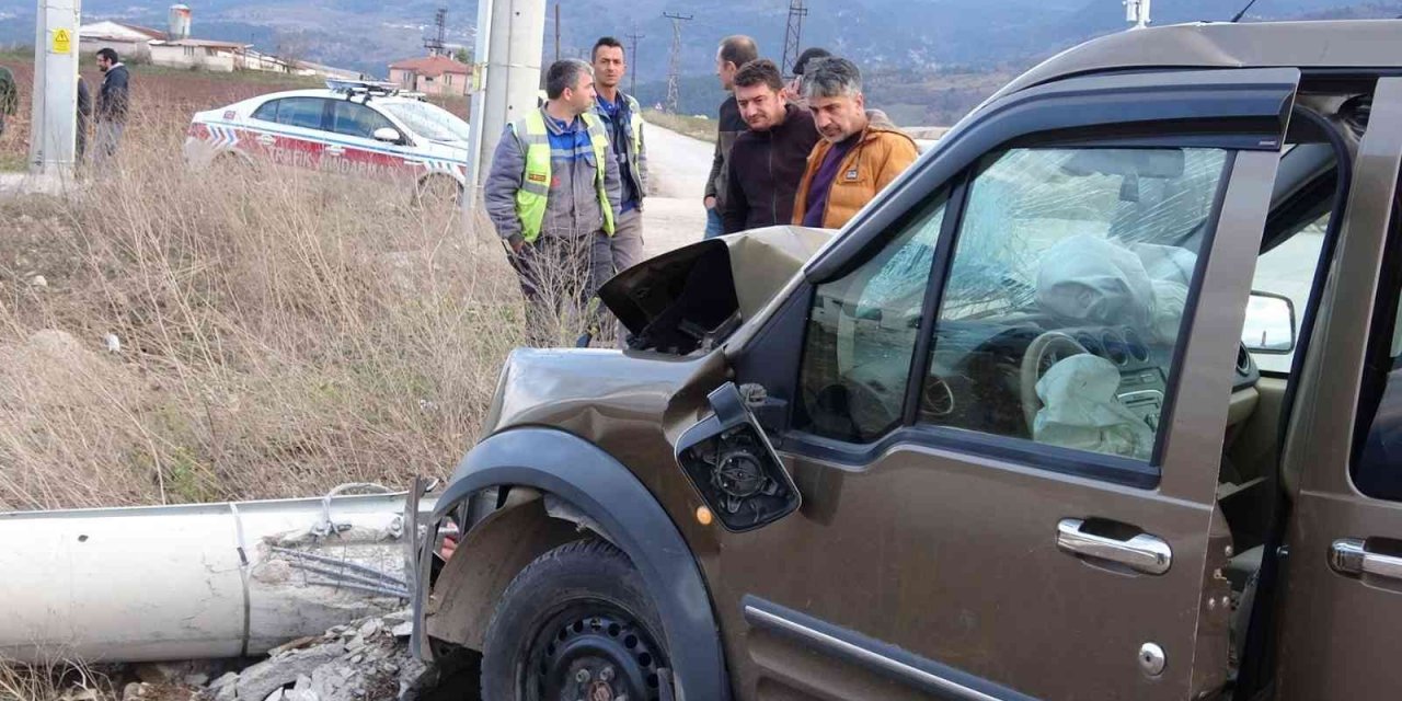 Hafif ticari araç çarptığı beton direği devirdi: 1 yaralı