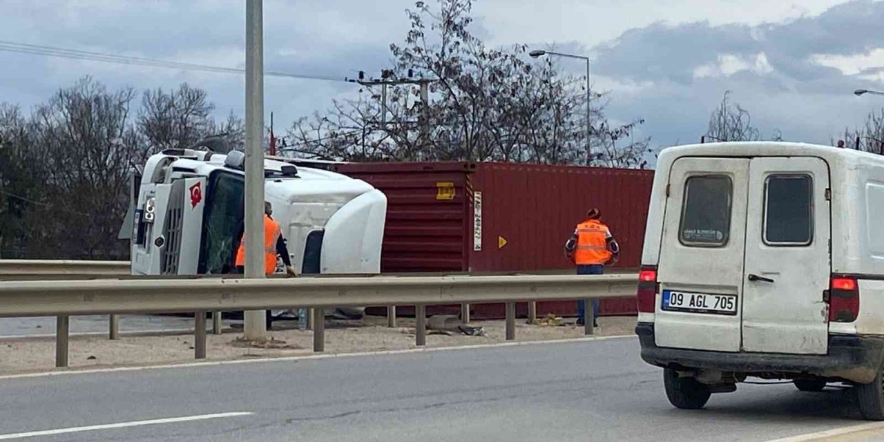 Bursa’da tır devrildi: 1 yaralı
