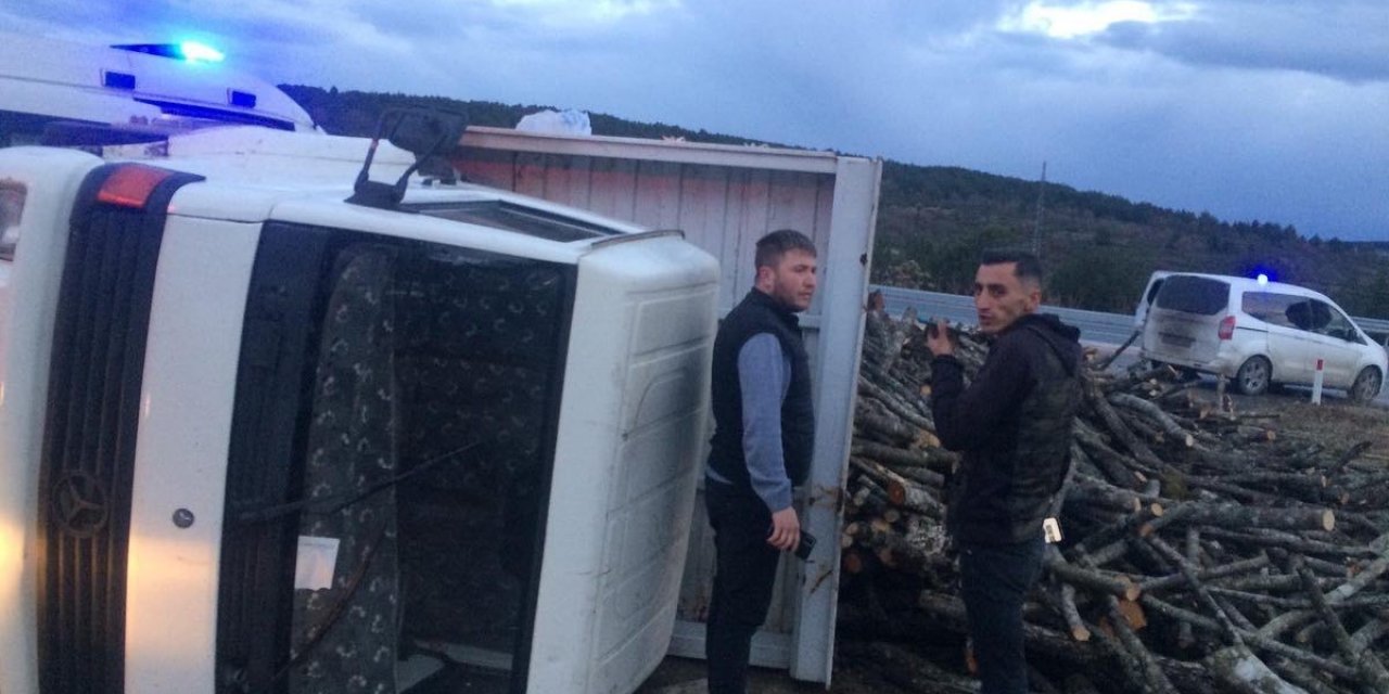 Kontrolden çıkan odun yüklü kamyonet devrildi: 2 yaralı