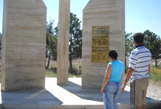 'Trafik kurbanları anıtı'na ziyaretçi akını