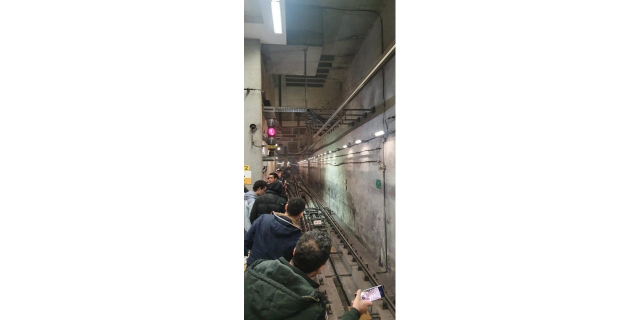 Metro arızalandı, vatandaşlar isyan etti