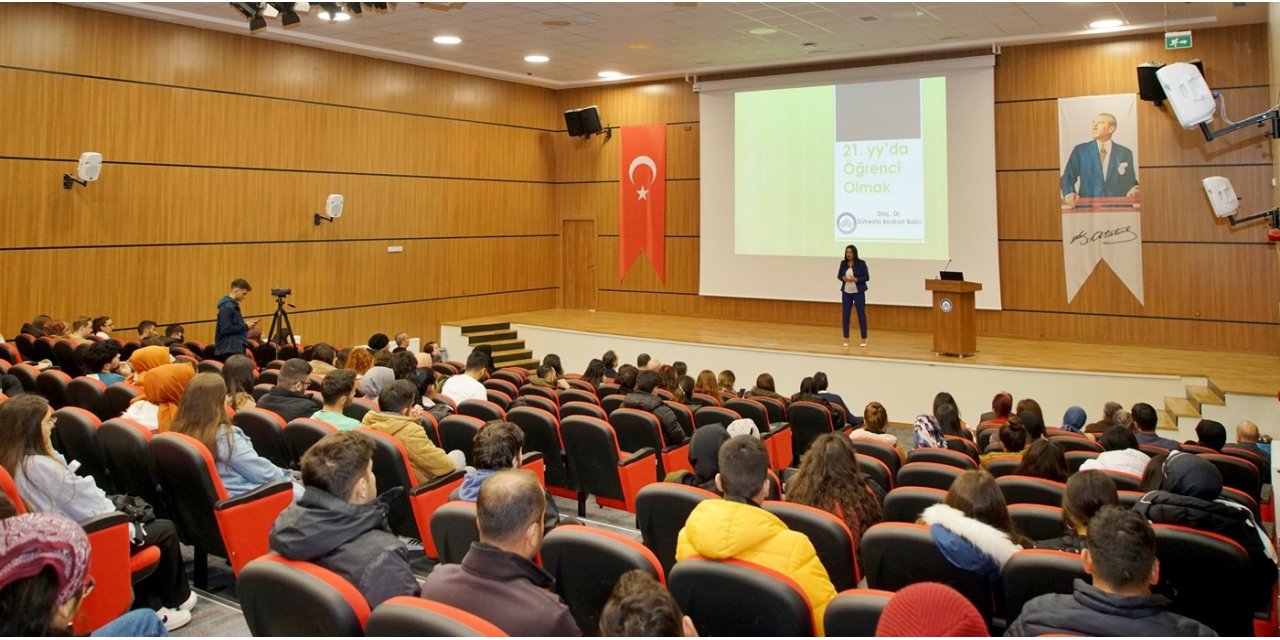 ÇAKÜ’de 21. yüzyılda öğrencilik ele alındı