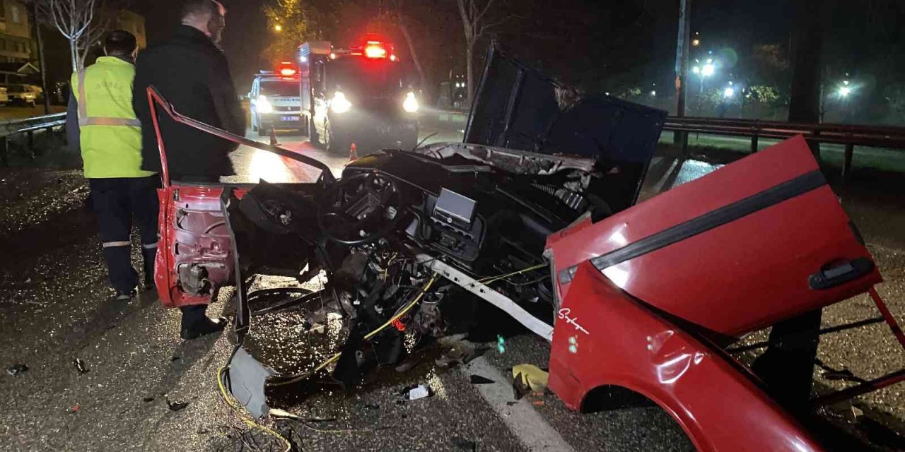 Bursa’da belediye otobüsüne çarpan otomobil ikiye bölündü: 1 ölü