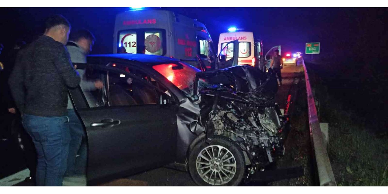 TEM otoyolunda otomobil önce otobüse sonra bariyerlere çarptı: 2 yaralı