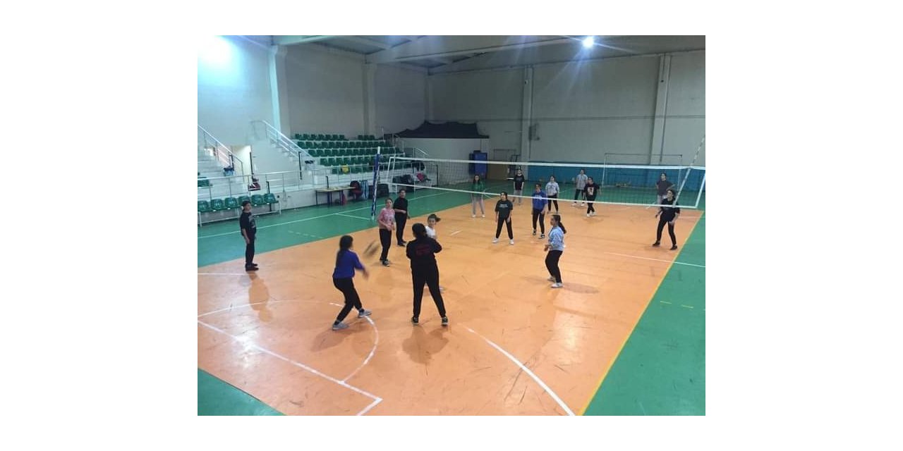 Sarıgöl’de kız öğrencilerine yönelik voleybol kursu açıldı