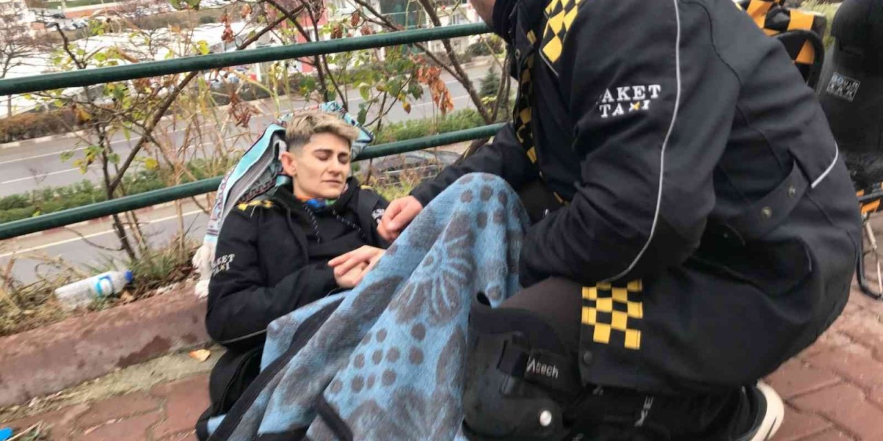 Üşümesin diye yaralanan sürücünün üzerine battaniye ile örttüler