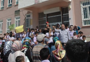 Veliler çocuklarını okula göndermedi