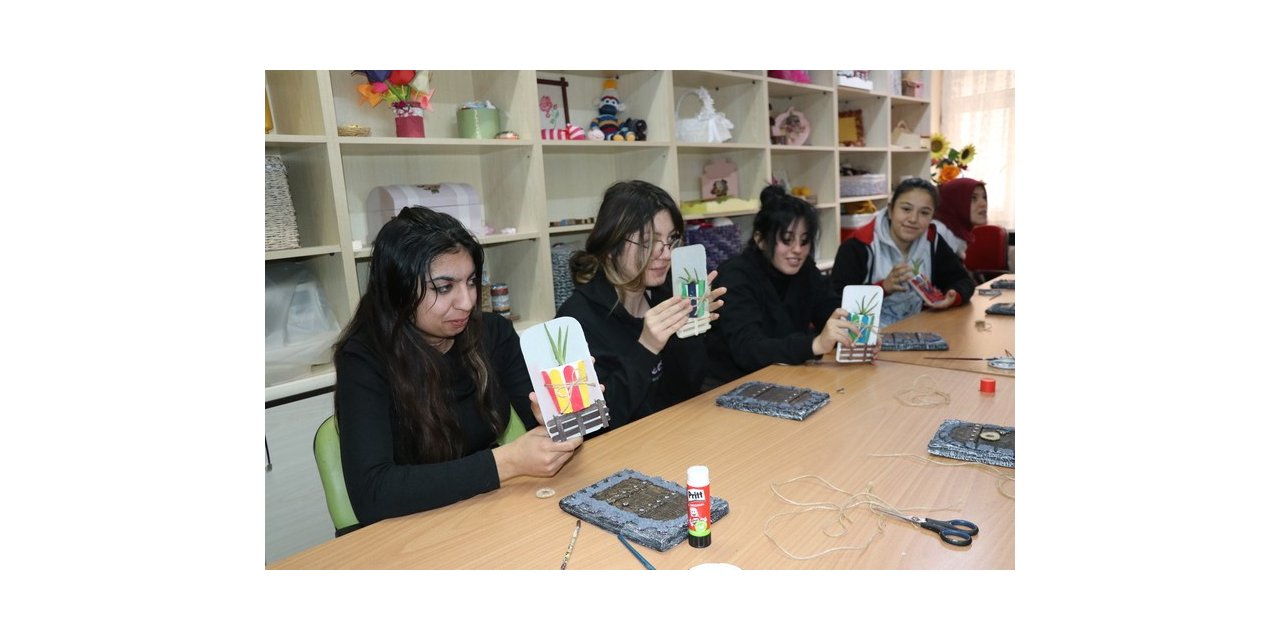 Atık malzemeler özel eğitimli öğrencilerin elinde şekilleniyor