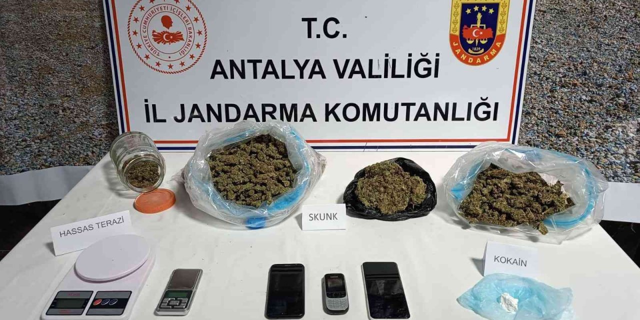 Kiraladıkları evde uyuşturucu ticareti yapmak üzereyken yakalanan 3 şüpheli gözaltına alındı