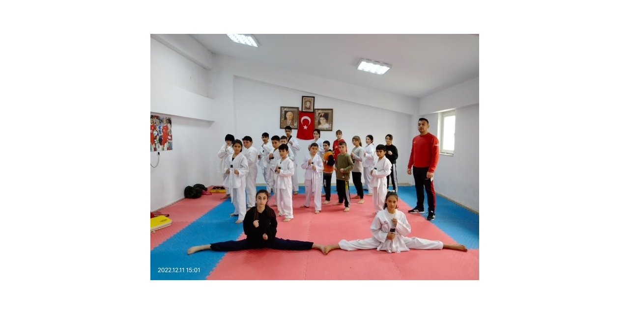 Mahalledeki çocuklar için kulüp binasını spor salonuna çevirdiler