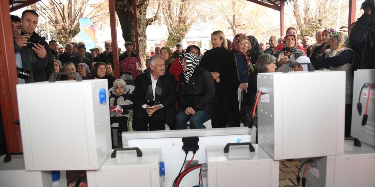 Başkan Karalar, Tufanbeyli’de güneş enerjisi paneli dağıttı