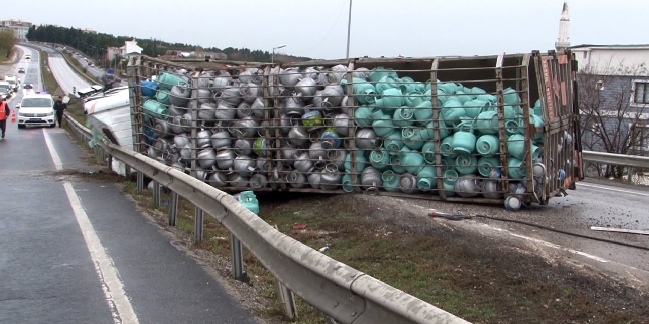 Büyükçekmece’de tüp yüklü kamyon devrildi: 1 yaralı