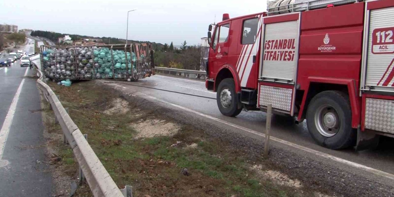 Büyükçekmece E-5’te devrilen tüp yüklü kamyonun sürücüsü hayatını kaybetti