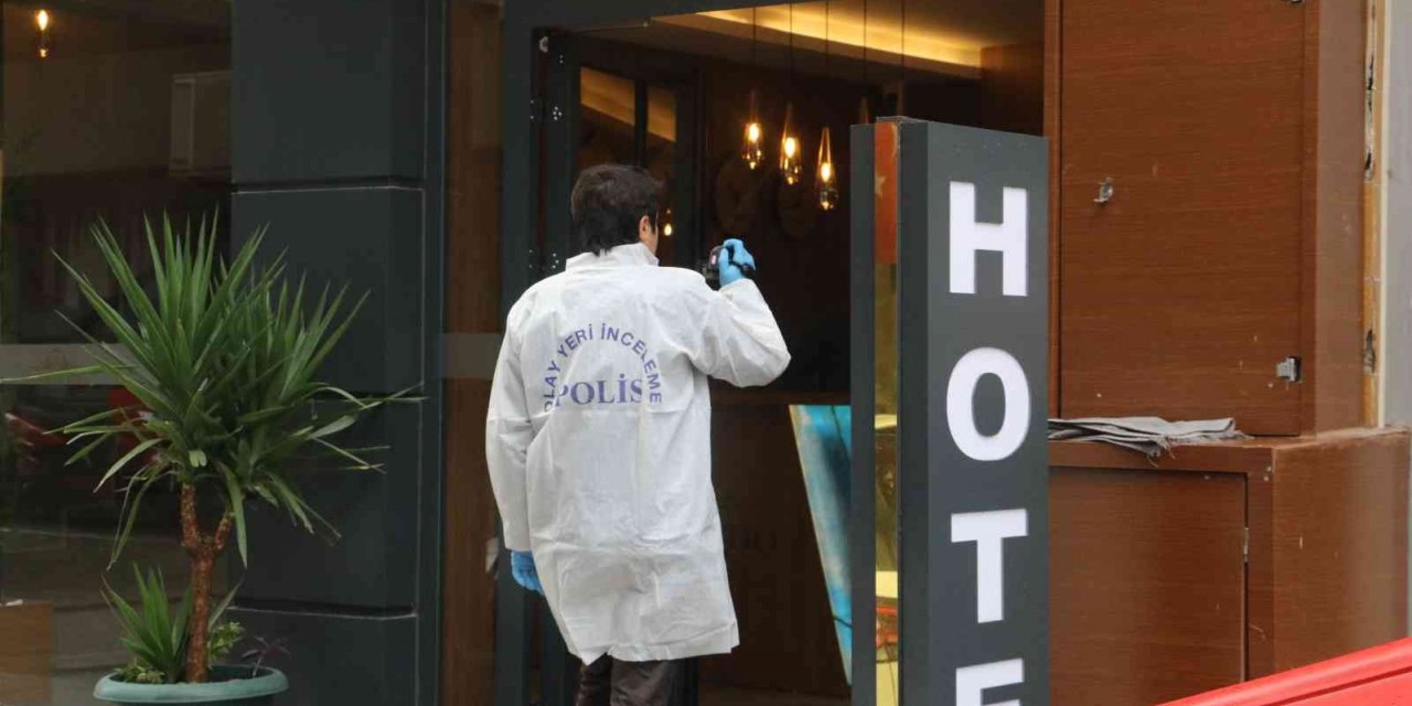 Otel odasında başına ateş edilmiş halde ölü bulundu