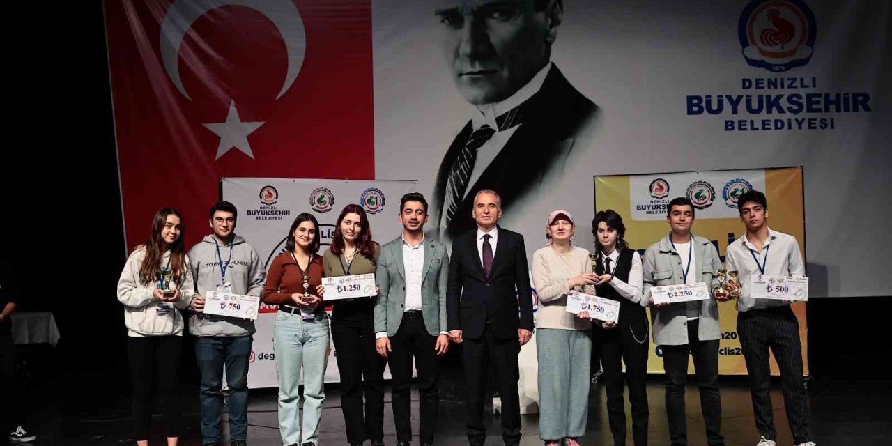 Münazara turnuvasında gençler kıyasıya yarıştı