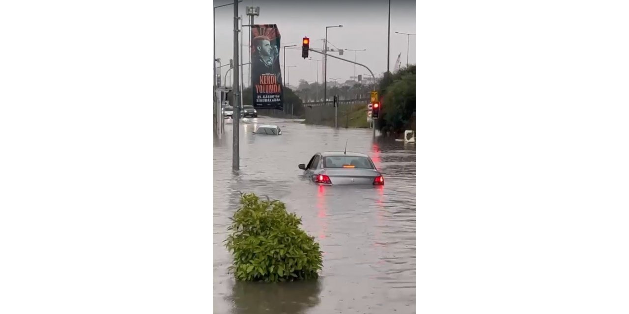 İzmir’i sağanak vurdu: Araçlar suya gömüldü