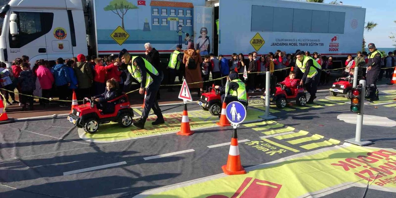 Jandarmanın mobil trafik eğitimi ile öğrenci ve yetişkinler bilinçlendirildi