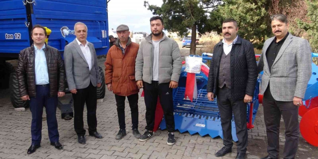 Çiftçilere patates makine, ekipmanları teslim edildi