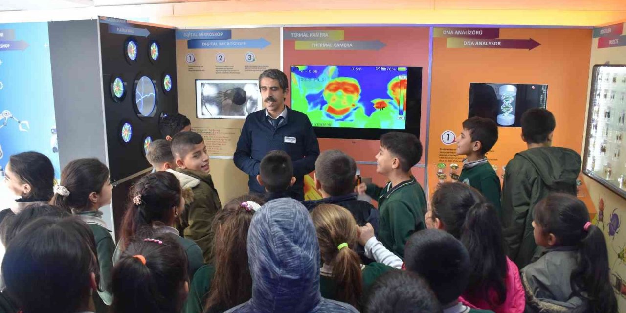 Şahinbey ‘Bilim Tırı’ ile bilimi ve teknolojiyi okullara taşıyor