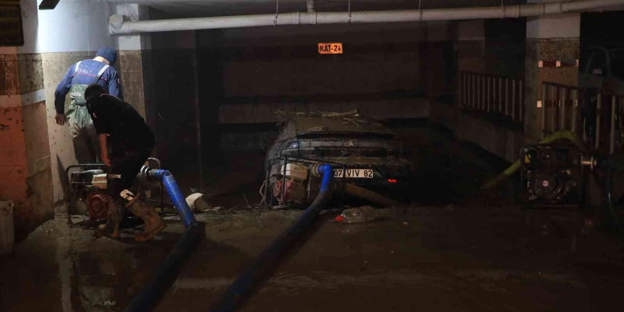 Selin vurduğu yer altı otoparkındaki 245 araç için su tahliyesi yapılıyor