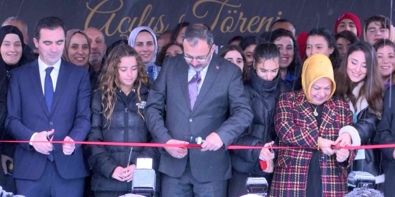 Bakan Kasapoğlu: “Türkiye, Cumhur İttifakı’ndan yana olan tavrını sandıkları patlatarak en güzel şekilde tüm dünyaya haykıracak”