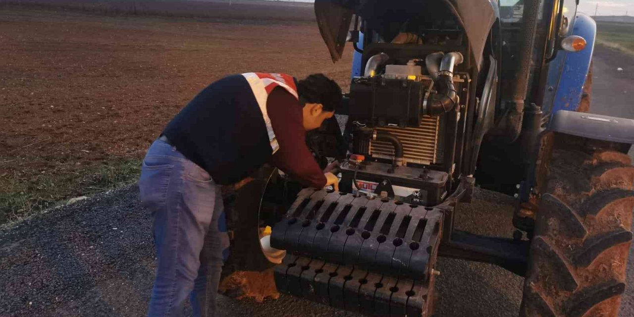 Yakalanacaklarını anlayınca traktörleri bırakıp kaçtılar