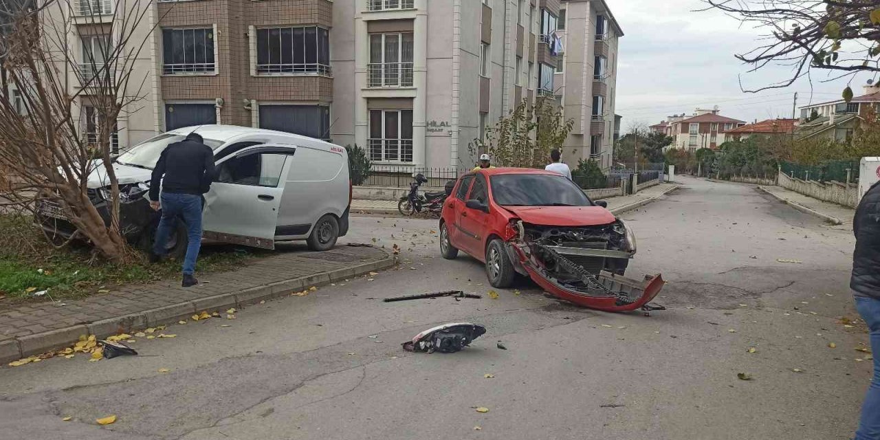 Otomobil ile hafif ticari araç çarpıştı: 1 yaralı