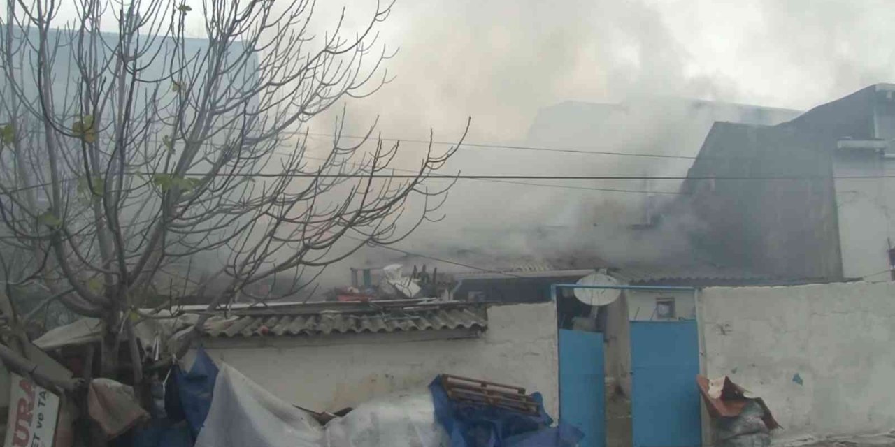 Arnavutköy’de gecekondu da korkutan yangın