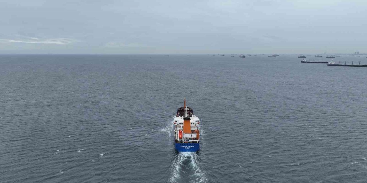 Ham petrol yüklü gemiler, kısmi olarak İstanbul Boğazı’ndaki geçişine devam ediyor