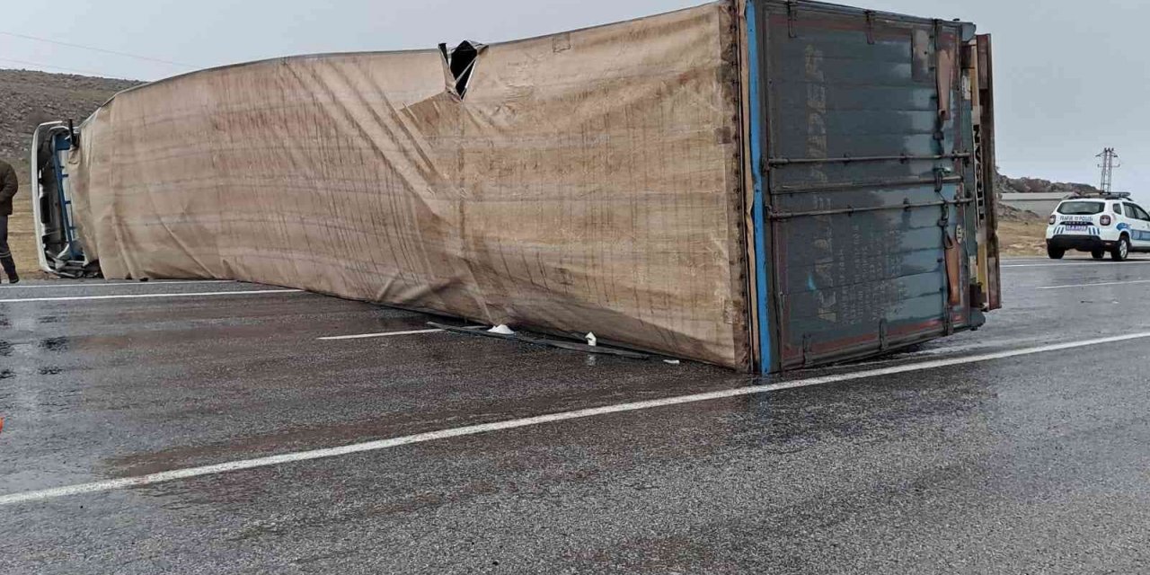 Devrilen tır ulaşımda aksamaya neden oldu