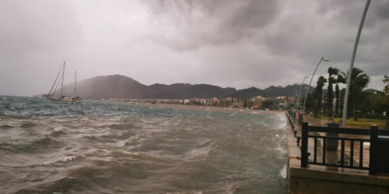 Marmaris Kaymakamlığı sağanak yağışlar için tüm birimleri teyakkuza geçirdi