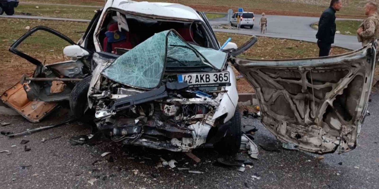 Tırla çarpışan otomobil hurdaya döndü: 4 yaralı