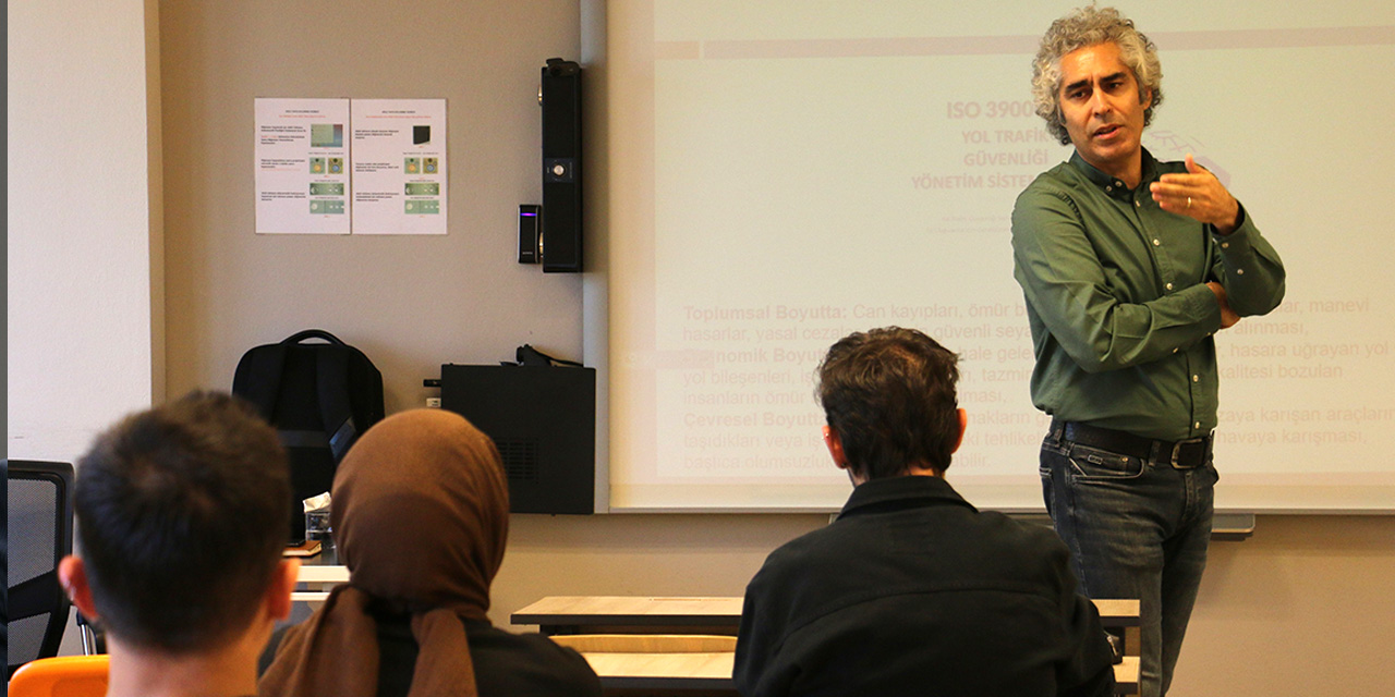Üsküdar Üniversitesi'nden Türkiye’de bir ilk! Yol trafik güvenliği dersi