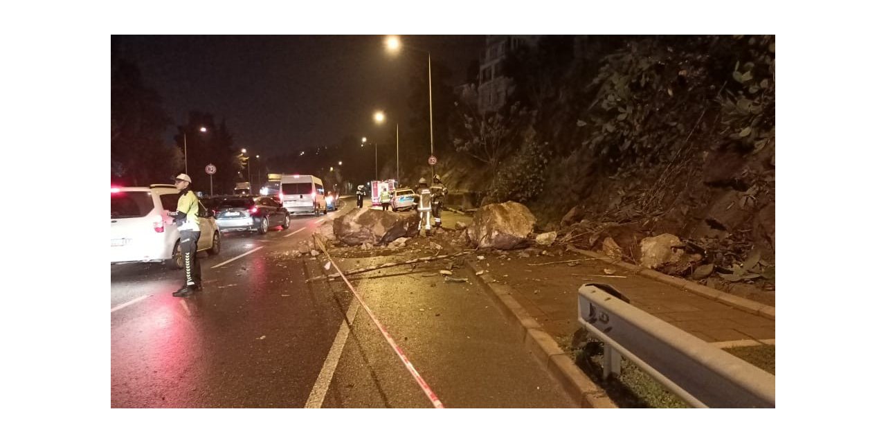 İzmir’de yamaçtan kopan kaya parçaları yola ve bir otomobilin üstüne düştü
