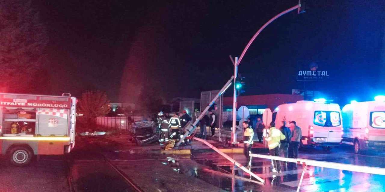 Trene çarpan araçtaki 2 kişi ağır yaralandı