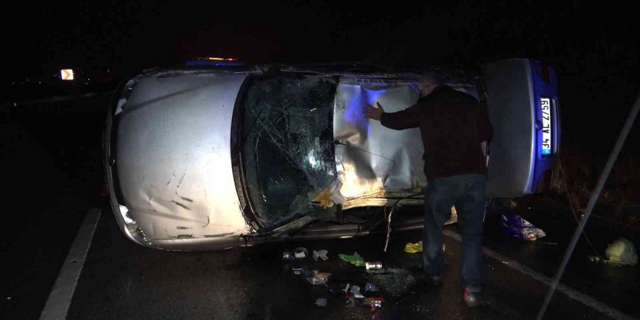 Yağmur sebebiyle kayganlaşan yolda otomobil takla attı: 4 yaralı