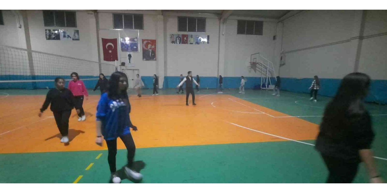 Yatılı okul öğrencilerine halk oyunları kursu açıldı