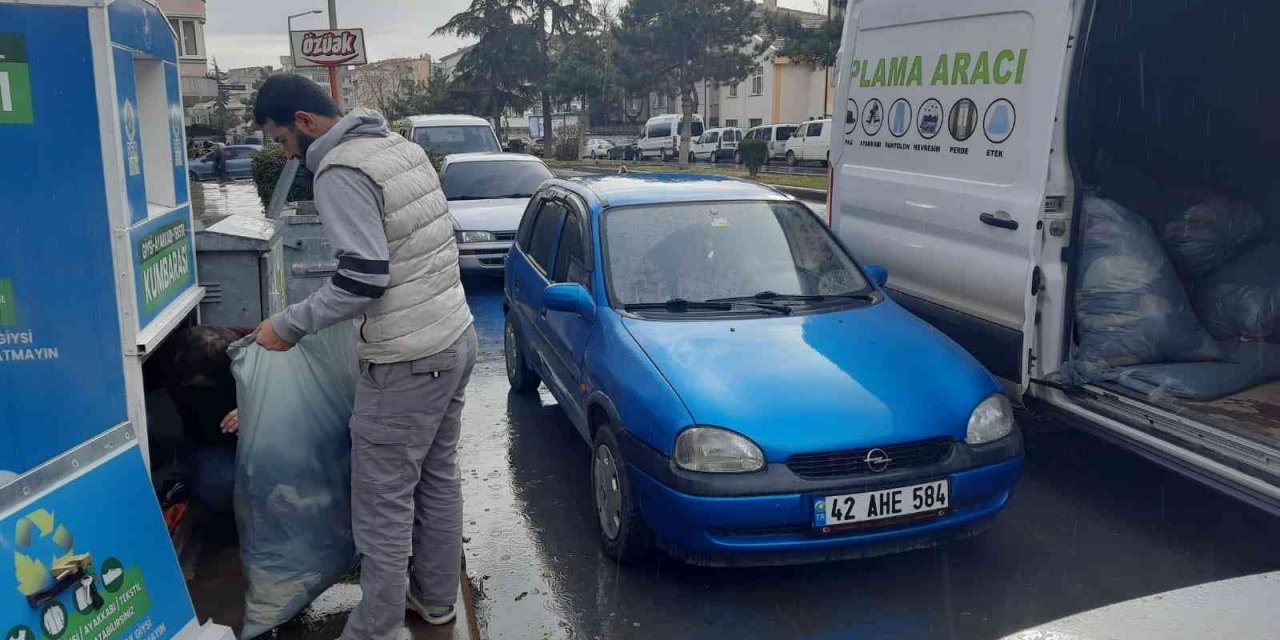 Akşehir’de tekstil atık kumbaralarına vatandaşlardan büyük ilgi