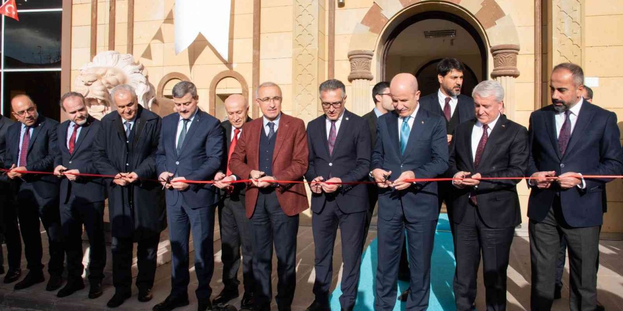 Konya'da 2 bin 500 eserin sergilendiği Selçuk Üniversitesi Müzesi açıldı