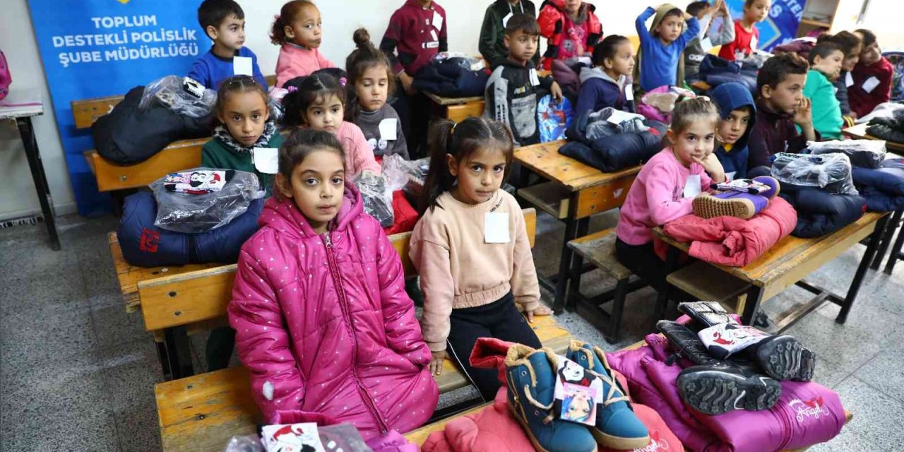 Polisin dağıttığı montu kirlenmesin diye giymeyen minik öğrenci duygulandırdı