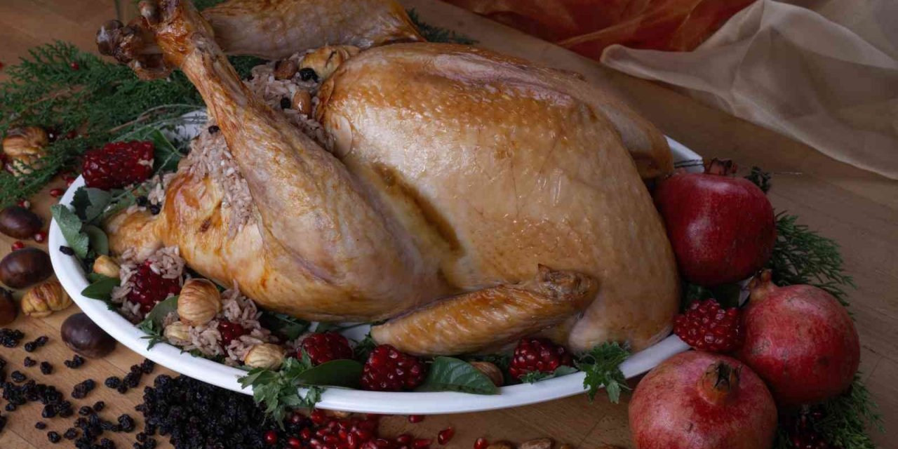 Yeni yıl akşamının lezzeti: Kestaneli, bademli yılbaşı hindisi