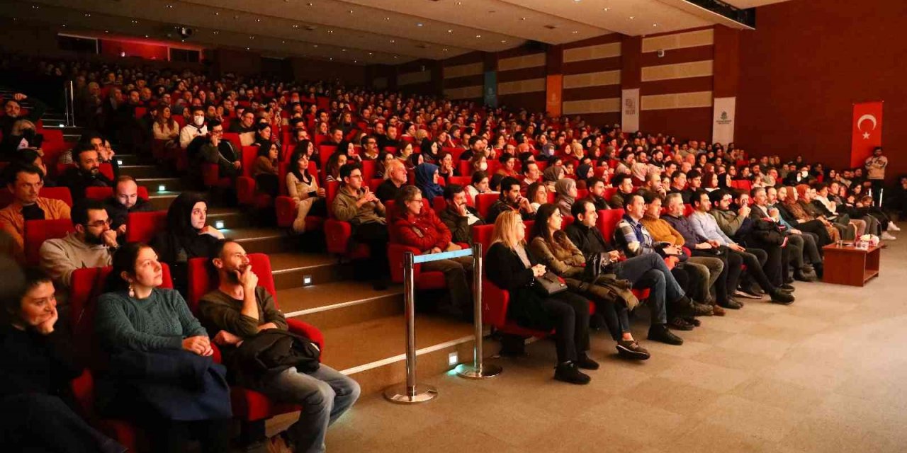 “Kumpanyada Curcuna” isimli oyun Başakşehirlilerle buluştu