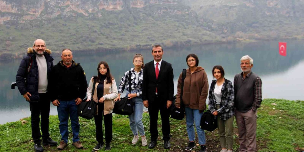 Maratonu izleyen köylü kızlar kürek takımı kuruyor