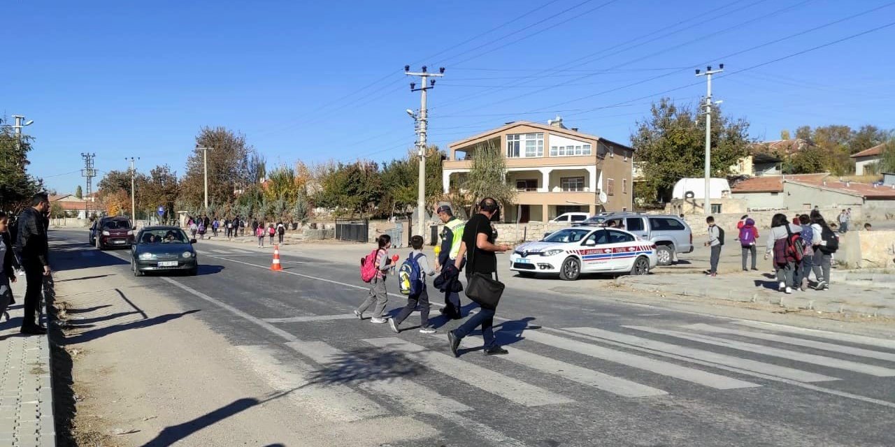 Trafik jandarmasından yaya ve sürücülere “Yaya önceliği” eğitimi