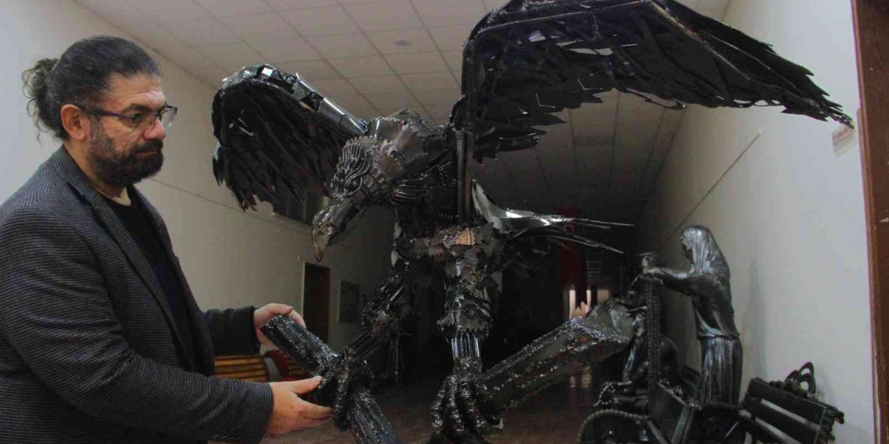 3 binden fazla atık malzemeyle 150 kiloluk dev kartal yaptı