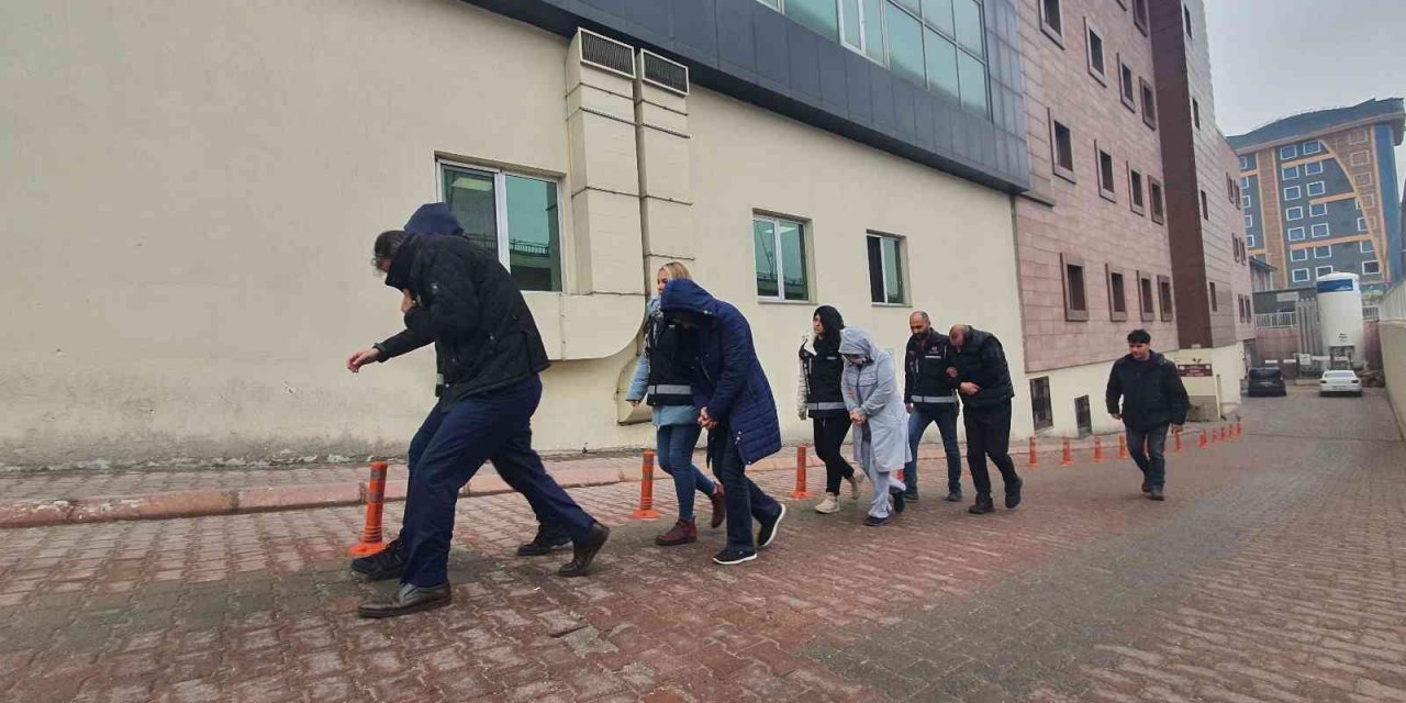 Kar vaadiyle vatandaşlardan yüksek miktarlarda para alıp geri ödemeyen 4 kişi adliyede