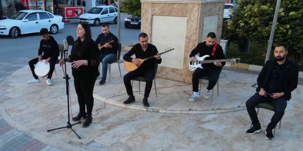 Öğretmenler tanıtım için barajın ortasında kamera karşısına geçti