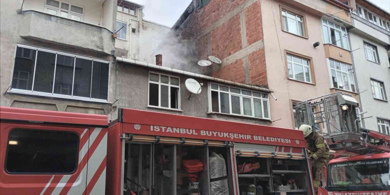 Sultangazi’deki binanın çatısı alev alev yandı