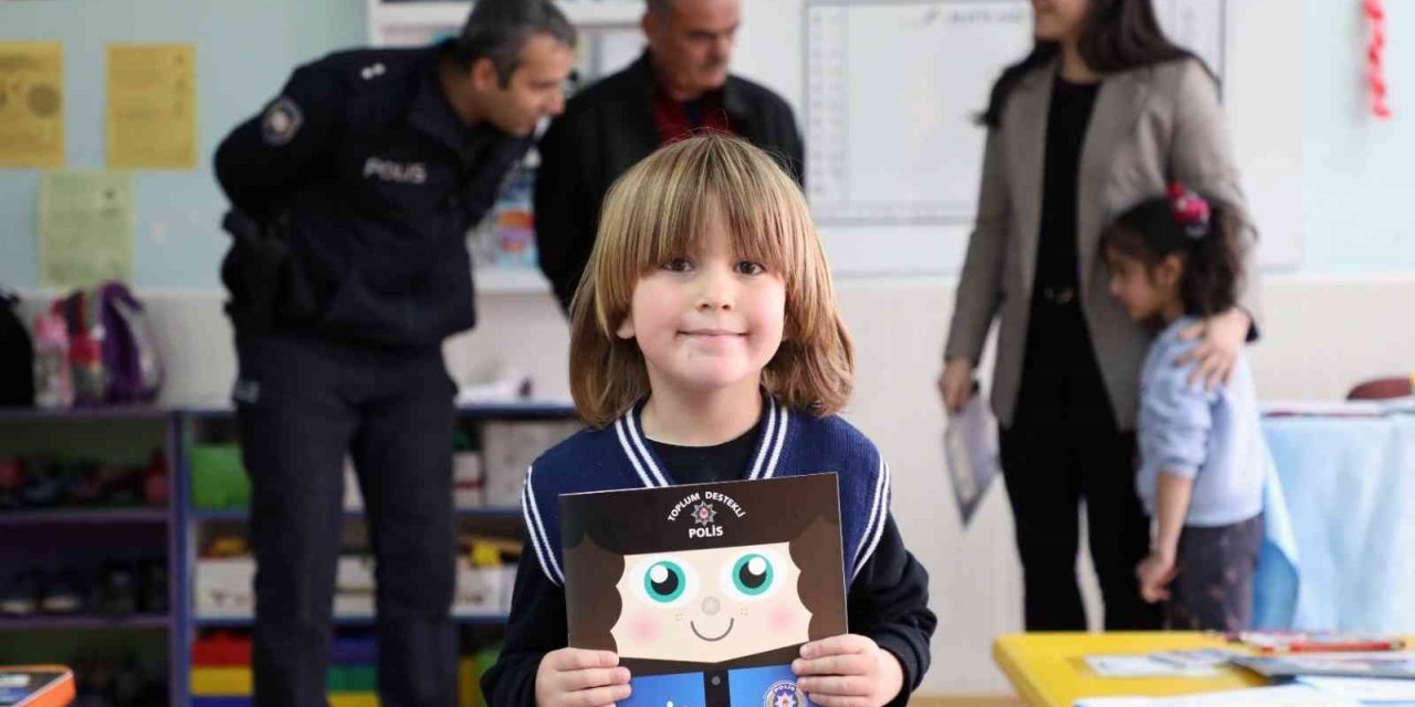 Polis minik öğrencileri hem ziyaret etti hem ağırladı