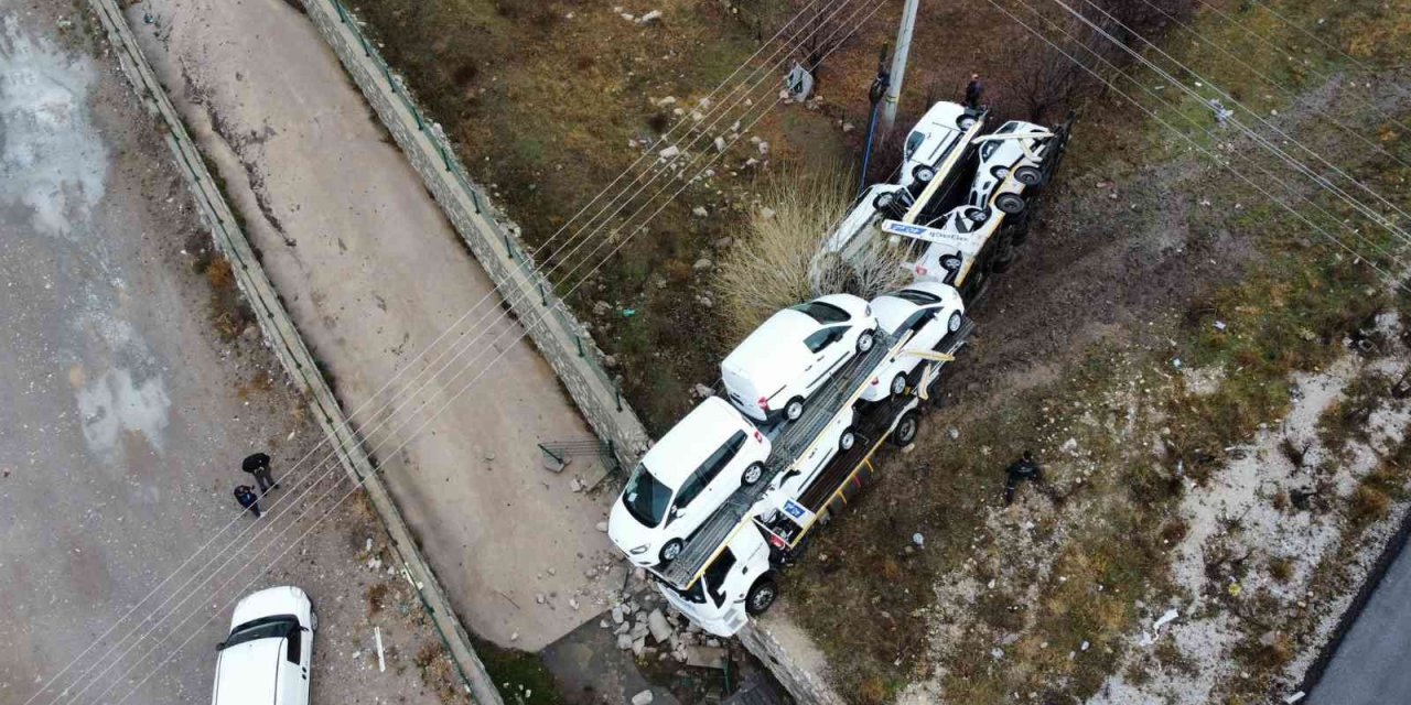 Sıfır araçlar oyuncak araba gibi sağa sola savruldu